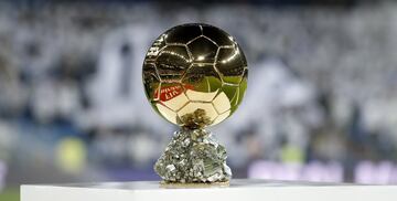 El grupo L'Equipe, al que pertenece France Football y que organiza el premio del Balón de Oro desde 1956, confirmó el pasado mes de julio que no entregará el prestigioso galardón en 2020. Pascal Ferré, redactor jefe de la revista francesa, ha sido el promotor de la decisión. "Creemos que un año tan único no puede y no debe ser tratado como ordinario. En términos deportivos, solo dos meses (enero y febrero) son poco suficientes para valorar, evaluar y juzgar, dado que hubo muchos partidos que no tuvieron lugar o tendrán lugar en otras condiciones. Además, las cinco sustituciones y la Final a 8 en Lisboa de la Copa de Europa condicionan. No es una decisión que nos haya gustado", subrayó France Football en el comunicado. En lugar de los cuatro ganadores habituales (trofeo masculino, femenino, premio Kopa y Yashin), France Football designará el once ideal de la temporada a final de año, con la votación del jurado habitual, es decir, unas 180 personas de todo el mundo. El año pasado, Leo Messi consiguió su sexto Balón de Oro, un premio que no podrá repetir, al menos hasta 2021. Con esta decisión de no entregar el máximo galardón individual, Lewandowski, que partía como gran favorito, se ha quedado con las ganas de ocupar su vitrina con el Balón de Oro, que premiaría su inmejorable temporada.