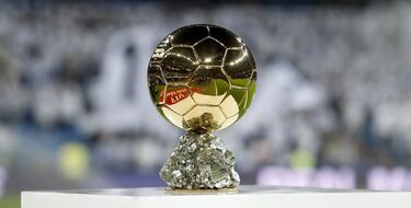 El grupo L'Equipe, al que pertenece France Football y que organiza el premio del Balón de Oro desde 1956, confirmó el pasado mes de julio que no entregará el prestigioso galardón en 2020. Pascal Ferré, redactor jefe de la revista francesa, ha sido el promotor de la decisión. "Creemos que un año tan único no puede y no debe ser tratado como ordinario. En términos deportivos, solo dos meses (enero y febrero) son poco suficientes para valorar, evaluar y juzgar, dado que hubo muchos partidos que no tuvieron lugar o tendrán lugar en otras condiciones. Además, las cinco sustituciones y la Final a 8 en Lisboa de la Copa de Europa condicionan. No es una decisión que nos haya gustado", subrayó France Football en el comunicado. En lugar de los cuatro ganadores habituales (trofeo masculino, femenino, premio Kopa y Yashin), France Football designará el once ideal de la temporada a final de año, con la votación del jurado habitual, es decir, unas 180 personas de todo el mundo. El año pasado, Leo Messi consiguió su sexto Balón de Oro, un premio que no podrá repetir, al menos hasta 2021. Con esta decisión de no entregar el máximo galardón individual, Lewandowski, que partía como gran favorito, se ha quedado con las ganas de ocupar su vitrina con el Balón de Oro, que premiaría su inmejorable temporada.