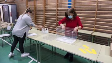 Bego&ntilde;a (derecha), conserje del colegio Le&oacute;n Felipe de Fuenlabrada, preparando las urnas en el gimnasio del centro para las elecciones(DVD 1052)