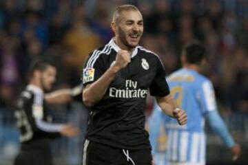 Karim Benzema celebrando el gol 0-1 que acaba de anotar durante el partido de Liga en Primera División ante el Málaga que están disputando esta noche en el estadio de La Rosaleda