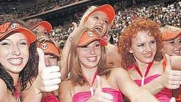 <b>LITUANIA SE NOS RINDIÓ POR SEGUNDA VEZ</b>. A falta de su equipo, las lituanas levantaron el pulgar a favor de España. Primero les dimos a sus feos, Macijauskas y compañía, y luego conquistamos a sus guapas. ¡Ole con ole!