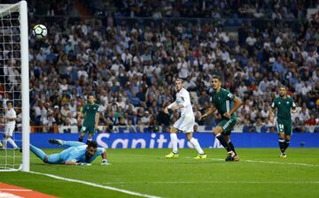 Parada de Adán y balón al palo tras el taconazo de Gareth Bale.