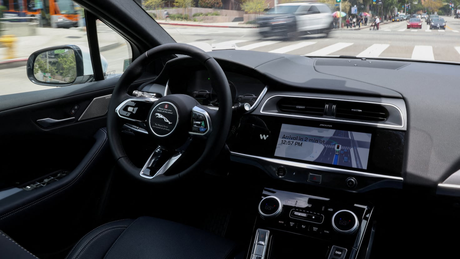 La Batalla por el Futuro del Transporte Autónomo: ¿Waymo Aplasta a Tesla en Tamaño y Tecnología?
