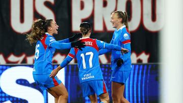 Soccer Football - UEFA Women's Champions League - FC Twente v Atletico Madrid - De Grolsch Veste, Enschede, Netherlands - November 20, 2025 Atletico Madrid's Synne Jensen celebrates scoring their third goal with Atletico Madrid's Julia Bartel and Atletico Madrid's Silvia Lloris REUTERS/Piroschka Van De Wouw