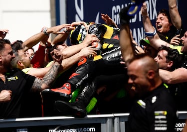 Bezzecchi celebra la victoria con sus compañeros.