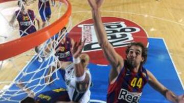 <b>IGUALADÍSIMO. </b>Grimau captura un rebote y el Barça ganó.