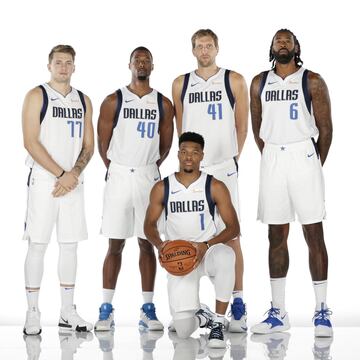 Luka Doncic , DeAndre Jordan, Barnes, Dirk Nowitzki y Dennis Smith Jr.