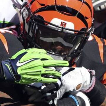 Ahtyba Rubin intenta placar a Jeremy Hill.