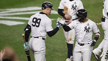 New York (United States), 30/10/2024.- New York Yankees Gleyber Torres (R) is greeted by New York Yankees center fielder Aaron Judge (L) after hitting a three-run home run during the eighth inning of game four of the Major League Baseball (MLB) World Series between the American League Champion New York Yankees and the National League Champion Los Angeles Dodgers at Yankees Stadium in the Bronx borough of New York, New York, USA, 29 October 2024. The World Series is the best-of-seven games. (Nueva York) EFE/EPA/CJ GUNTHER