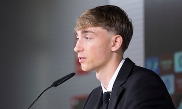 Dean Huijsen durante la rueda de prensa. 