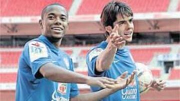 <b>RELAJADOS. </b>Robinho y Kaká bromearon varias veces ayer durante el entrenamiento de Brasil.