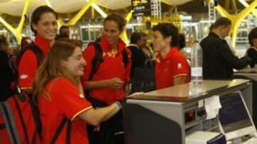 <b>TODAS LISTAS. </b>Anna Montañana, Amaya Valdemoro y Elisa Aguilar, ayer en el aeropuerto de Barajas.