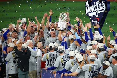 Dodgers, primer equipo en repetir título de la Serie Mundial en 25 años