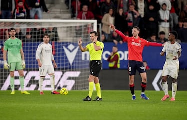 En el minuto 91 y tras segundos de suspense, Quintero González recibe el OK del VAR para dar validez al tanto que le dio la victoria a Osasuna. Filtró Raúl Moro para Raúl García, que rompió a Asencio con un amago y clavando después el disparo en la escuadra del palo largo.
