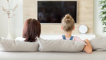 Esta es la distancia ideal a la que debes ver la televisión, según la OCU