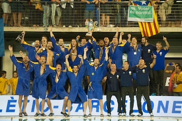 El Atlètic Barceloneta levanta el trofeo de campeones de Europa en 2014.