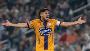 AME1445. MONTERREY (MÉXICO), 02/12/2023.- Javbier Güemez de San Luis reclama una jugada ante Rayados hoy, durante el partido de vuelta correspondiente a cuartos de final del Torneo apertura 2023 en el estadio BBVA de la ciudad de Monterrey (México). EFE/Miguel Sierra