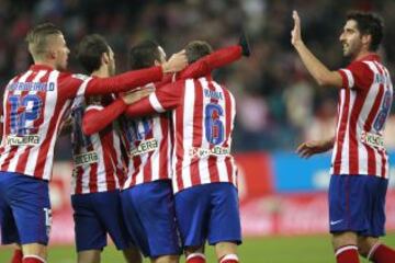 Los jugadores del Atlético de Madrid celebran el segundo gol del equipo durante el partido, de Liga en Primera División, que Atlético de Madrid y Getafe disputan esta noche en el estadio Vicente Calderón.