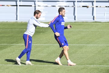 Koke junto a un trabajador del cuerpo técnico de Diego Pablo Simeone. 