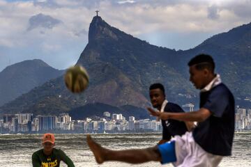 Robert Malengreau, fundador de la ONG UmRio, imparte clases de rugby a los jóvenes de la favela de Morro do Castro, en Niteroi, Río de Janeiro. Apoyando así a los más pequeños de las comunidades afectadas por el crimen y la violencia, para que puedan acce