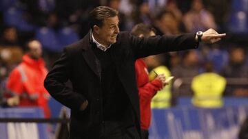 Cristóbal da instrucciones.