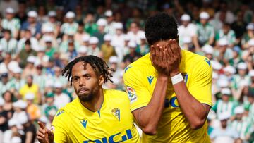 Sevilla, 09/04/2023.- El delantero del Cádiz Chris Ramos (d) celebra su gol durante el partido de LaLiga correspondiente a la jornada 28, disputado este domingo en el estadio Benito Villamarín de Sevilla. EFE/José Manuel Vidal
