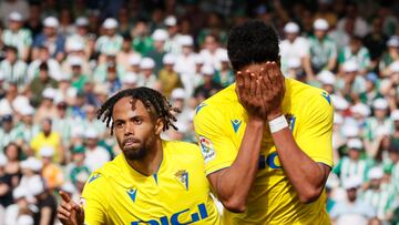 Sevilla, 09/04/2023.- El delantero del Cádiz Chris Ramos (d) celebra su gol durante el partido de LaLiga correspondiente a la jornada 28, disputado este domingo en el estadio Benito Villamarín de Sevilla. EFE/José Manuel Vidal
