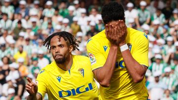Sevilla, 09/04/2023.- El delantero del Cádiz Chris Ramos (d) celebra su gol durante el partido de LaLiga correspondiente a la jornada 28, disputado este domingo en el estadio Benito Villamarín de Sevilla. EFE/José Manuel Vidal