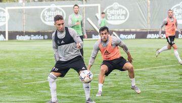 Emre Mor controla el bal&oacute;n ante Diego Pamp&iacute;n durante un entrenamiento del Celta.