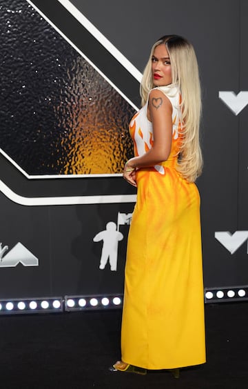 Karol G, cantante, compositora y empresaria colombiana, posa en la alfombra de los MTV Video Music Awards.