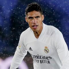 Raphaël Varane completes move to Manchester United