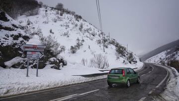 Un vehículo sube por la carretera N-625 al Puerto del Pontón de León, a 28 de enero de 2022, en el puerto del Pontón, León, Castilla y León (España). La provincia de León se encuentra en alerta por nevadas, que podrían alcanzar hasta los diez centímetros. Las temperaturas mínimas caerán hasta los seis grados bajo cero en toda la provincia y las máximas no superarán los siete grados a lo largo de todo el fin de semana. Asimismo, una veintena de carreteras de Castilla y León se encuentran condicionadas por la nieve.
28 ENERO 2023;PUERTO DE PONTON;NIEVE;INVIERNO;FRIO;TEMPORAL
Xuan Cueto / Europa Press
28/01/2023