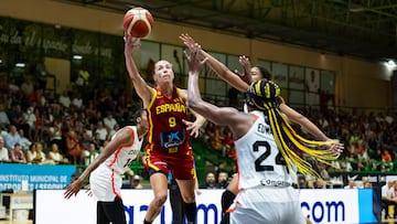 La escolta española Queralt Casas supera a Aaliyah Edwards, de Canadá.