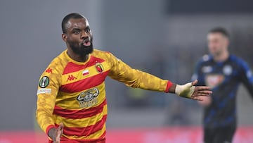 Pululu celebra un gol.