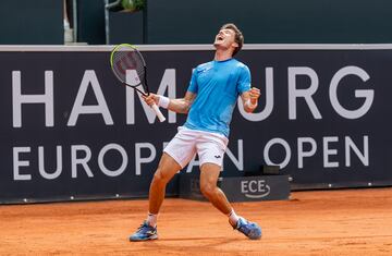 El español Pablo Carreño se impuso con autoridad ante el serbio Filip Krajinovic en la final del ATP 500 de Hamburgo por 6-2 y 6-4. El tenista gijonés conquistó su segundo trofeo de la temporada, tras haber ganado en Marbella a Jaume Munar y conquistar el ATP. La final se disputó el 18 de julio de 2021. Carreño ganó el 52% de los puntos y sin tener ninguna bola de break en contra. El número 13 del mundo, que con esta victoria logró subir al puesto 11, venció a Krajinovic sin pasar apuros. Cabe destacar que el serbio había conseguido eliminar al gran favorito para este torneo, el griego Stefanos Tsitsipas. Con este título, el español sumó su sexto en su carrera. Ese mismo verano, Carreño sorprendió a todo el mundo en los Juegos Olímpicos de Tokio tras conquistar la medalla de bronce ante, nada más y nada menos que Novak Djokovic.