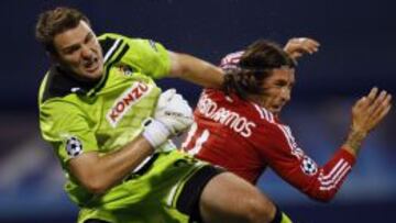 Ivan Kelava, portero del Dínamo de Zagreb, disputando un balón con el madridista Sergio Ramos.