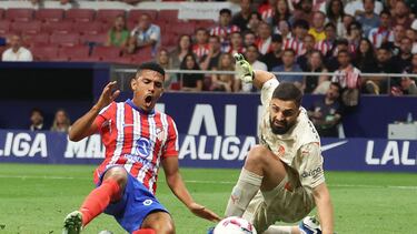Atletico Madrid's Brazilian forward #12 Samuel Dias Lino challenges Valencia's Georgian goalkeeper #25 Giorgi Mamardashvili during the Spanish league football match between Club Atletico de Madrid and Valencia CF at the Metropolitano stadium in Madrid on September 15, 2024. (Photo by Pierre-Philippe MARCOU / AFP)