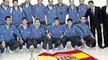 <b>CENA, BRINDIS Y TARTA VERDE</b> Tras el título hubo una cena, brindis y una tarta verde por aquello de la máquina verde para festejar la UEFA Cup.