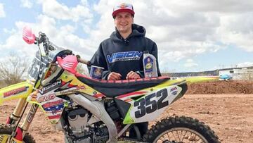 Alex Harvill murió el 18 de junio a los 28 años mientras entrenaba para batir el récord del mundo de salto en moto. El estadounidense practicaba para superar los 107 metros con una plataforma instalada en el aeropuerto Grant County de Moses Lake (Washington), cuando en uno de los intentos impactó con violencia contra el suelo. Perdió la vida en el acto. Era un habitual en pruebas de motocross y supercross en Estados Unidos y experto en ese tipo de retos. 