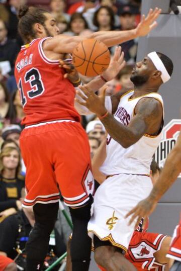 LeBron choca con Joakim Noah.