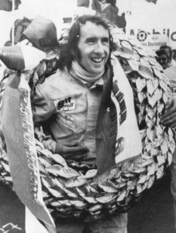  Jackie Stewart, es un piloto de automovilismo de velocidad británico. Es uno de los nueve pilotos que obtuvo al menos tres títulos mundiales de Fórmula 1, al resultar campeón en 1969, 1971 y 1973