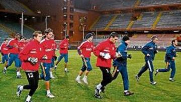 <b>ENTRENAMIENTO CLÁSICO. </b>Los sevillistas pisaron el césped del Luigi Ferraris por la tarde, después de un viaje tranquilo a Italia.