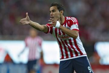 Bravo reclama el gol anulado.