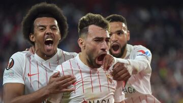 Sevilla&#039;s Spanish forward Munir El Haddadi (C) celebrates after scoring a goal during the UEFA Europa League round of 16 first leg football match between Sevilla FC and West Ham at the Ramon Sanchez Pizjuan stadium in Seville on March 10, 2022. (Phot