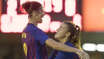 Marta Torrej&oacute;n  y  Patri Guijarro celebran un gol.
 