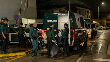 La Guardia Civil introducen en los furgones las pertenencias de los detenidos, a 12 de febrero de 2024, en Barbate, Cádiz, (Andalucía, España). El Juzgado mixto número uno de Barbate (Cádiz) ha acordado en la tarde de este lunes el ingreso en prisión provisional de los seis tripulantes de la narcolancha que el pasado viernes arrolló a una patrullera de la Guardia Civil y ocasionó la muerte de dos agentes en acto de servicio.
12 FEBRERO 2024
Francisco J. Olmo / Europa Press
12/02/2024