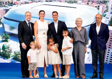 Lucas Vázquez junto a su familia y el presidente del Real Madrid, Florentino Pérez, en el acto de despedida del lateral gallego.