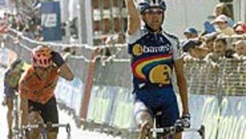 <B>REPITIÓ IBANESTO</B>. Pablo Lastras celebra su triunfo mientras Haimar Zubeldia (Euskaltel) se lamenta de la ocasión perdida.