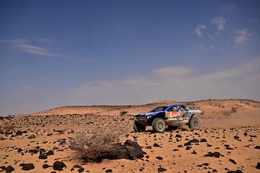 El español Nani Roma y su copiloto Álex en su Ford durante la etapa entre Bisha y al-Henakiyah.