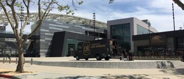 LAFC tiene dos tiendas en la explanada del estadio, diseñados con la misma arquitectura de contenedores de transporte que las nuevas instalaciones de entrenamiento del club. Además cuenta con dos jardines de cerveza, y con un restaurante que se va a abrir hasta el verano.